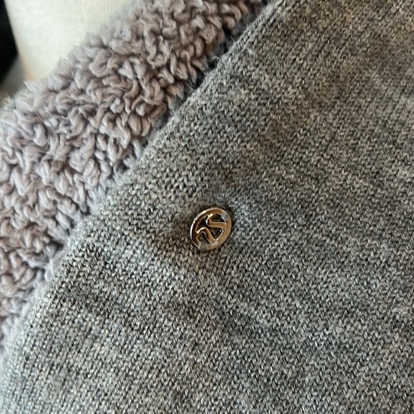 Lululemon scarf with hidden zipper storage pocket - Picture 3 of 3